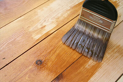 Как производится покраска деревянного дома